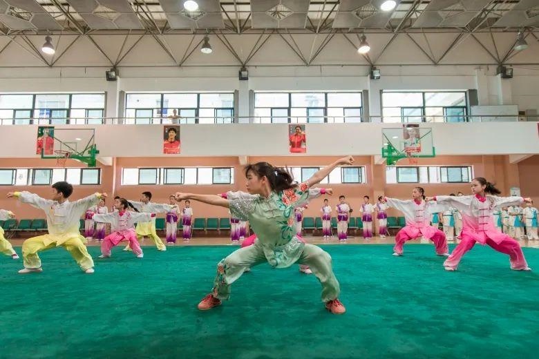 △今年暑假期間，浙江溫州舉行青少年學(xué)生陽光體育運(yùn)動會。