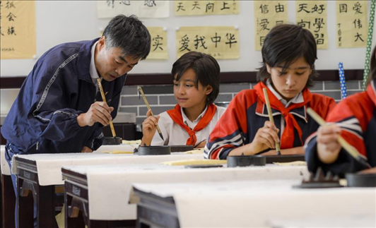 △新疆疏附縣托克扎克鎮(zhèn)中心小學(xué)書法教室內(nèi)，同學(xué)們正在學(xué)習(xí)寫毛筆字。