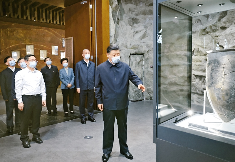 2023年6月2日，中共中央總書記、國家主席、中央軍委主席習(xí)近平在北京出席文化傳承發(fā)展座談會(huì)并發(fā)表重要講話。這是座談會(huì)前，習(xí)近平2日下午在中國歷史研究院考察。 新華社記者 鞠鵬/攝