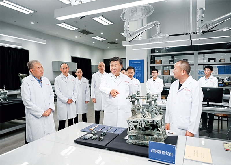 2023年7月25日至27日，中共中央總書記、國家主席、中央軍委主席習(xí)近平在四川考察。這是26日下午，習(xí)近平在位于德陽市廣漢市的三星堆博物館文物保護(hù)與修復(fù)館，同現(xiàn)場工作人員親切交流。 新華社記者 謝環(huán)馳/攝