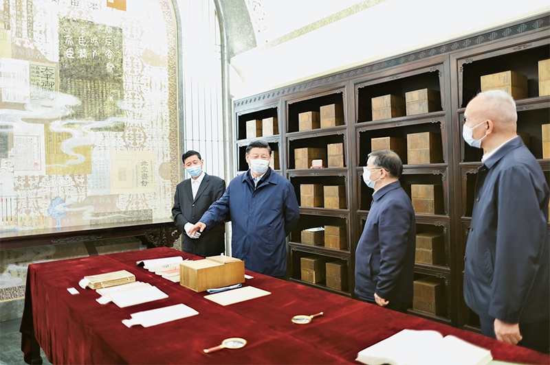 2023年6月2日，中共中央總書記、國家主席、中央軍委主席習(xí)近平在北京出席文化傳承發(fā)展座談會(huì)并發(fā)表重要講話。這是座談會(huì)前，習(xí)近平1日下午在中國國家版本館考察時(shí)，在蘭臺(tái)洞庫了解館藏精品版本保存情況。 新華社記者 鞠鵬/攝