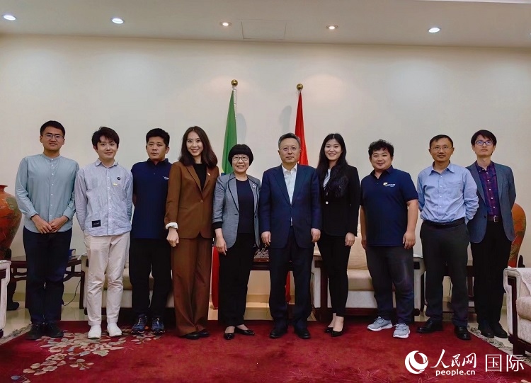 趙志遠大使（右五）、使館工作人員與人民網(wǎng)記者合影。
