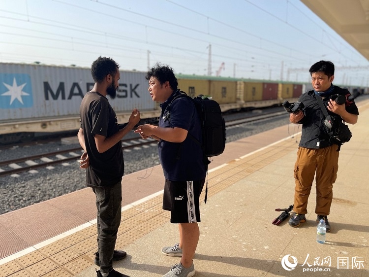 亞吉鐵路吉布提線工作人員介紹列車運營情況。人民網(wǎng)記者 趙艷紅攝