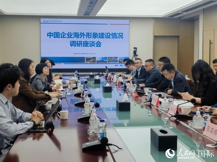 埃塞俄比亞中國商會企業(yè)代表與人民網(wǎng)記者座談。人民網(wǎng)記者 劉寧攝