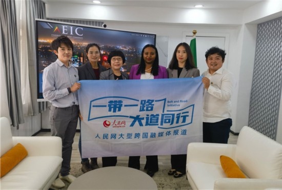 埃塞俄比亞投資委主任萊利斯（右三）、萬巧云（左二）與人民網記者合影。