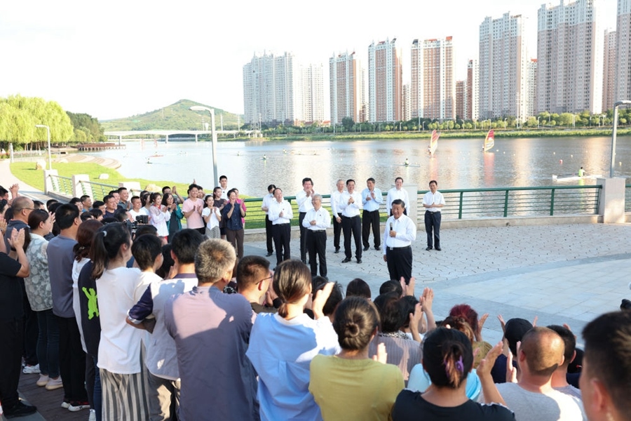 2022年8月16日，習(xí)近平在遼寧錦州東湖森林公園察看小凌河沿岸生態(tài)環(huán)境時，同正在休閑、進(jìn)行文化活動的群眾親切交流。