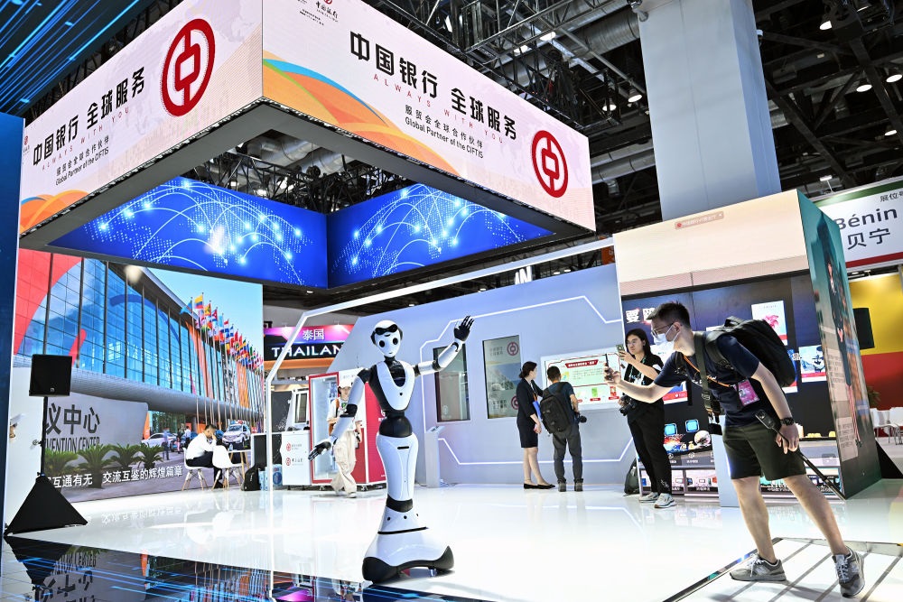 9月1日，媒體記者在國家會議中心中國銀行展臺拍攝一款迎賓接待機(jī)器人。新華社記者 李鑫 攝