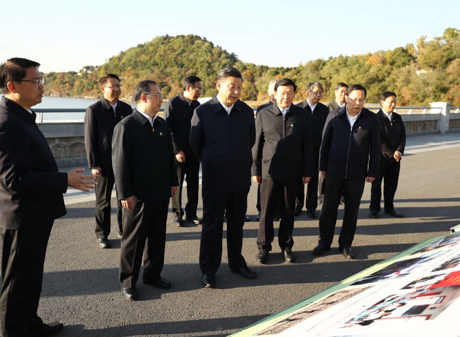 2020年11月12日，習(xí)近平在江蘇南通五山地區(qū)濱江片區(qū)，沿江邊步行察看濱江生態(tài)環(huán)境。