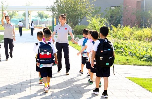 8月30日，雄安史家胡同小學(xué)學(xué)生體驗(yàn)學(xué)校生活。老師帶學(xué)生進(jìn)教室。