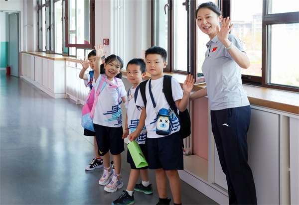 8月30日，雄安史家胡同小學(xué)學(xué)生體驗(yàn)學(xué)校生活。老師帶學(xué)生進(jìn)教室。