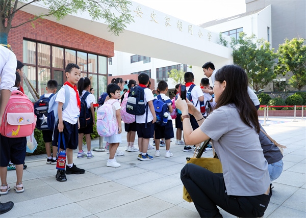 8月30日，雄安史家胡同小學(xué)學(xué)生體驗(yàn)學(xué)校生活。