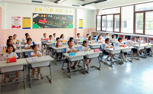 8月30日，雄安史家胡同小學(xué)學(xué)生體驗(yàn)學(xué)校生活。