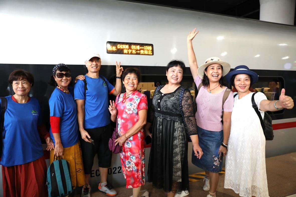 在南寧東站，旅客與貴南高鐵首發(fā)列車合影。 林祥云攝