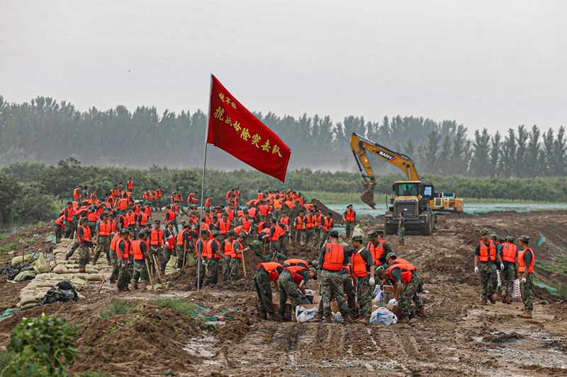 △2023年8月2日，中部戰(zhàn)區(qū)陸軍第82集團(tuán)軍“鐵軍旅”官兵在河北省高碑店市白溝河任務(wù)區(qū)加固岸堤。