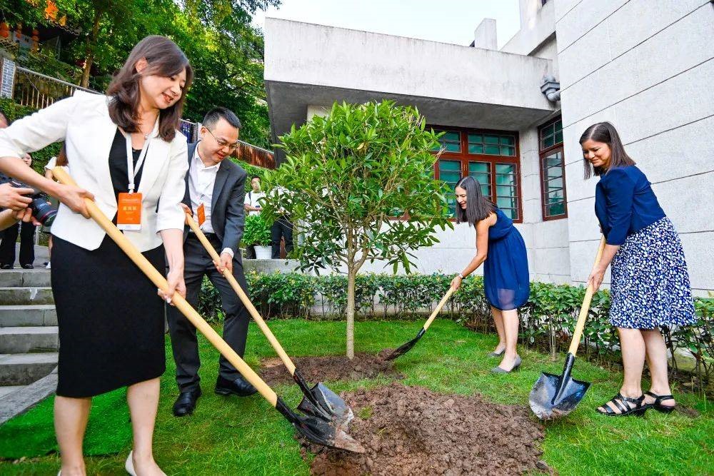 2023年8月8日，重慶史迪威博物館，史迪威將軍后代和朱德同志后代共植友誼樹。