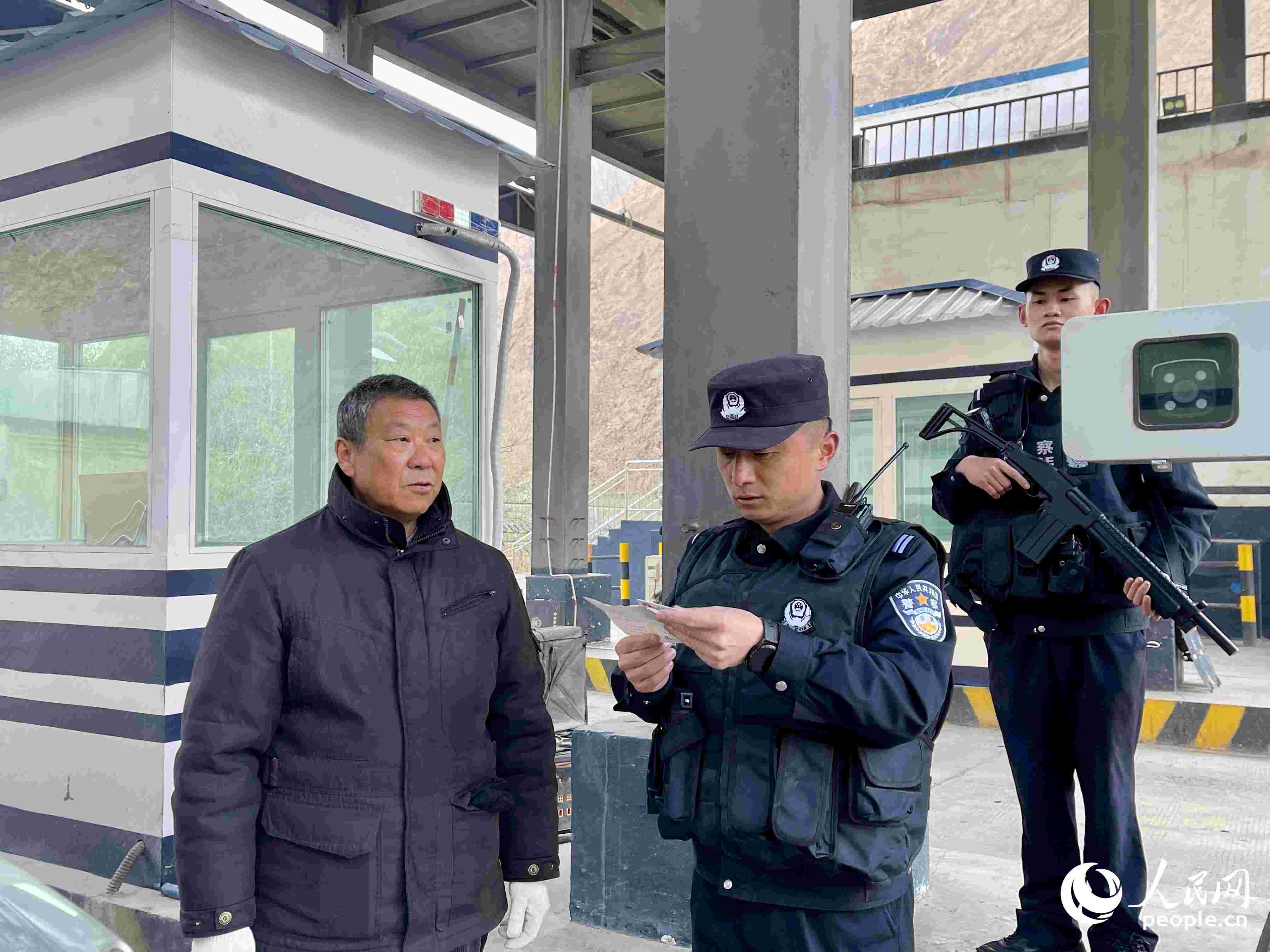 2023年5月10日，在庫(kù)地邊境檢查站，陳暢核對(duì)進(jìn)出邊境管理區(qū)人員信息。人民網(wǎng) 周靜圓攝