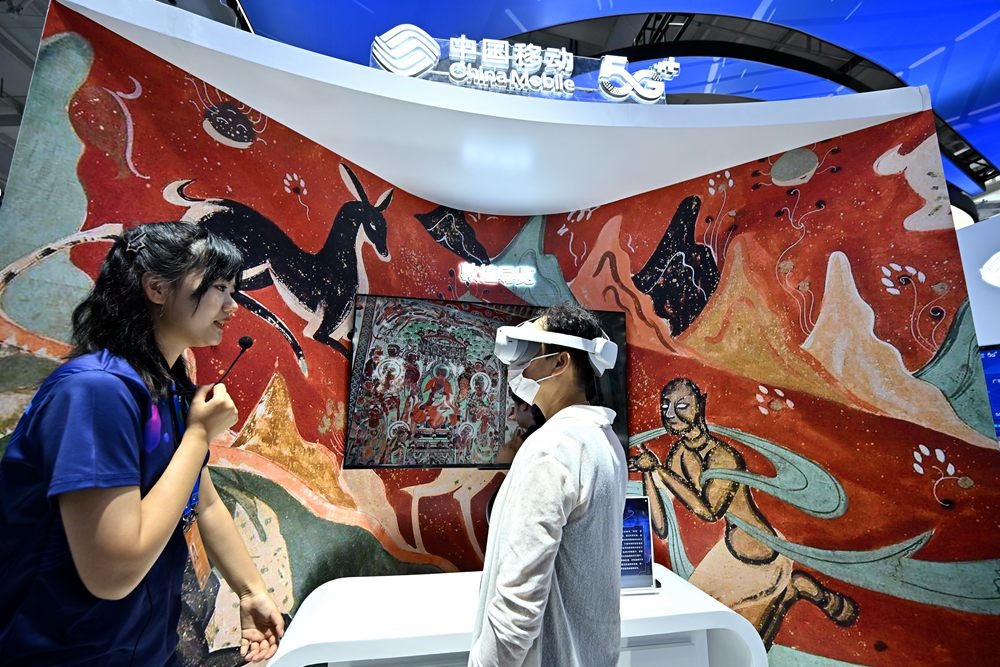 9月3日，一名參觀者在首鋼園中國(guó)移動(dòng)展臺(tái)體驗(yàn)基于AR/VR特效的敦煌導(dǎo)覽，沉浸式感受敦煌壁畫(huà)的魅力。新華社記者 李鑫 攝