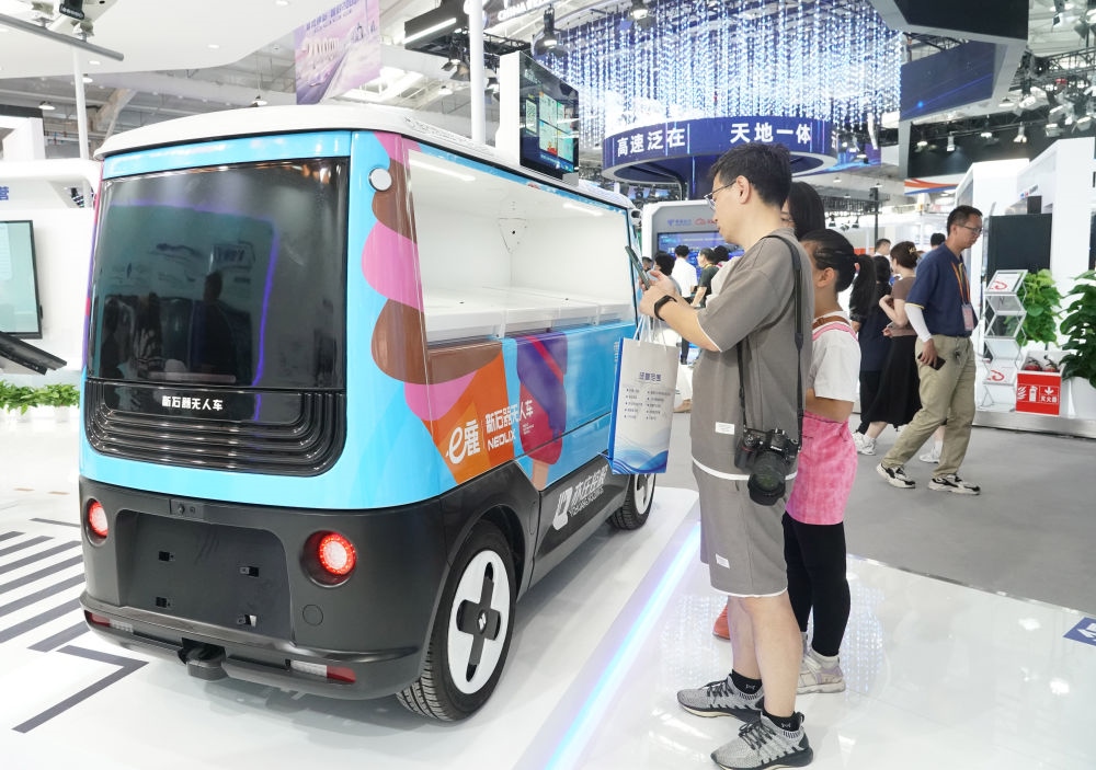 這是9月3日在首鋼園拍攝的一款無(wú)人車。新華社記者 任超 攝