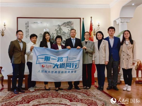 胡長(zhǎng)春大使、駐非盟使團(tuán)工作人員與人民網(wǎng)記者合影。