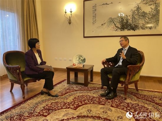 胡長(zhǎng)春大使接受人民網(wǎng)記者唐維紅采訪。人民網(wǎng)記者 趙艷紅攝