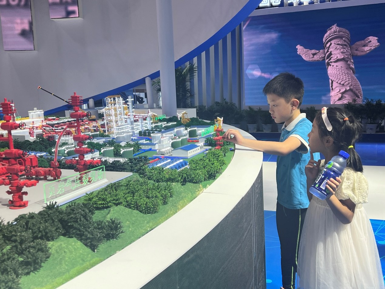 小朋友正在觀看展覽模型。人民網(wǎng) 歐陽易佳攝
