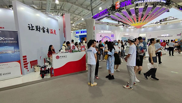 在銀行展臺(tái)，“溫度”成為了高頻詞匯。人民網(wǎng)記者 李彤?dāng)z