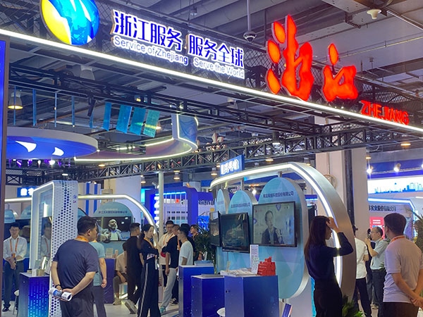 在浙江省交易團(tuán)展區(qū)，數(shù)字支付技術(shù)吸引了觀展群眾的目光。人民網(wǎng)記者 李彤?dāng)z