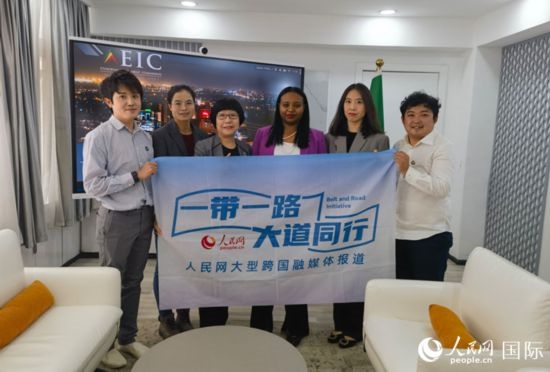 萊利斯（右三）、埃塞投資委中國投資顧問萬巧云（左二）與人民網(wǎng)記者合影。