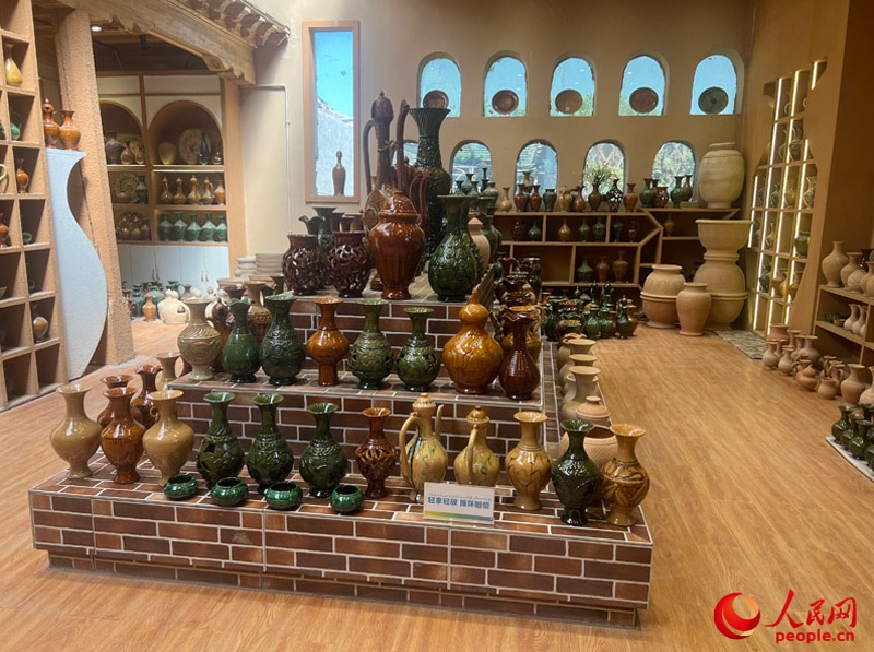 土陶展覽館內展示的精美土陶制品。人民網記者 常雪梅攝