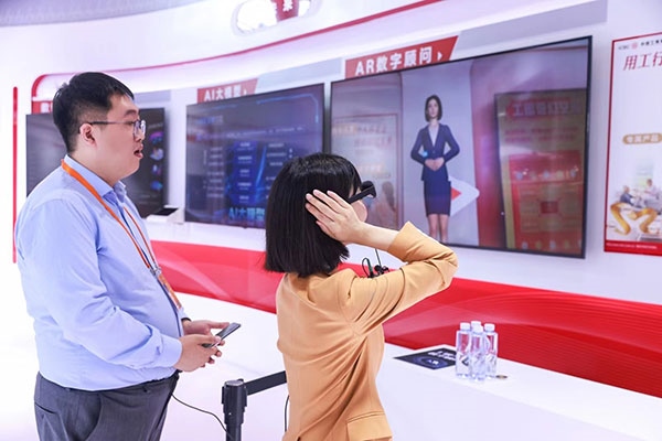 在工商銀行展臺，數(shù)字員工“工曉伴”與觀展游客互動。受訪者供圖