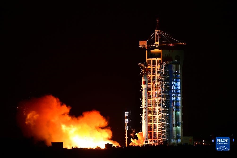 9月7日02時(shí)14分，我國(guó)在酒泉衛(wèi)星發(fā)射中心使用長(zhǎng)征四號(hào)丙運(yùn)載火箭，成功將遙感三十三號(hào)03星發(fā)射升空，衛(wèi)星順利進(jìn)入預(yù)定軌道，發(fā)射任務(wù)獲得圓滿(mǎn)成功。新華社發(fā)（汪江波 攝）