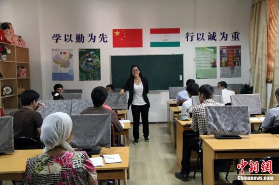 2014年，塔吉克斯坦國立民族大學(xué)的孔子學(xué)院內(nèi)，教師正在為塔吉克斯坦學(xué)生授課。田冰 攝