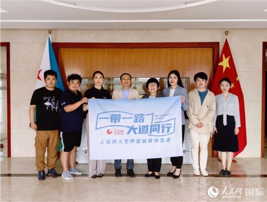 胡斌大使（左四）、使館工作人員與人民網(wǎng)監(jiān)事會主席唐維紅（右四）一行合影。