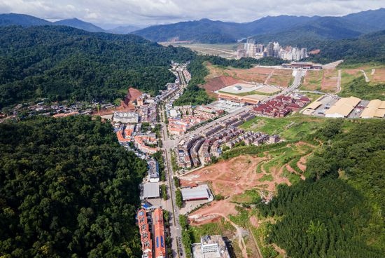磨憨口岸俯瞰，右前方高層白色建筑群為老撾境內(nèi)。人民網(wǎng)記者 符皓攝