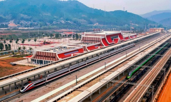 對(duì)向行駛的國(guó)際客運(yùn)列車“復(fù)興號(hào)”和“瀾滄號(hào)”在磨憨站交匯。楊紫軒攝