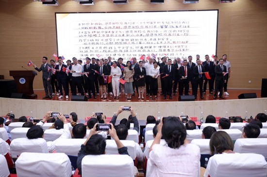 7月31日，昆明鐵道職業(yè)技術(shù)學(xué)院舉行援老撾鐵道職業(yè)技術(shù)學(xué)院項(xiàng)目教育能力建設(shè)教師培養(yǎng)班結(jié)業(yè)典禮。昆明鐵道職業(yè)技術(shù)學(xué)院供圖