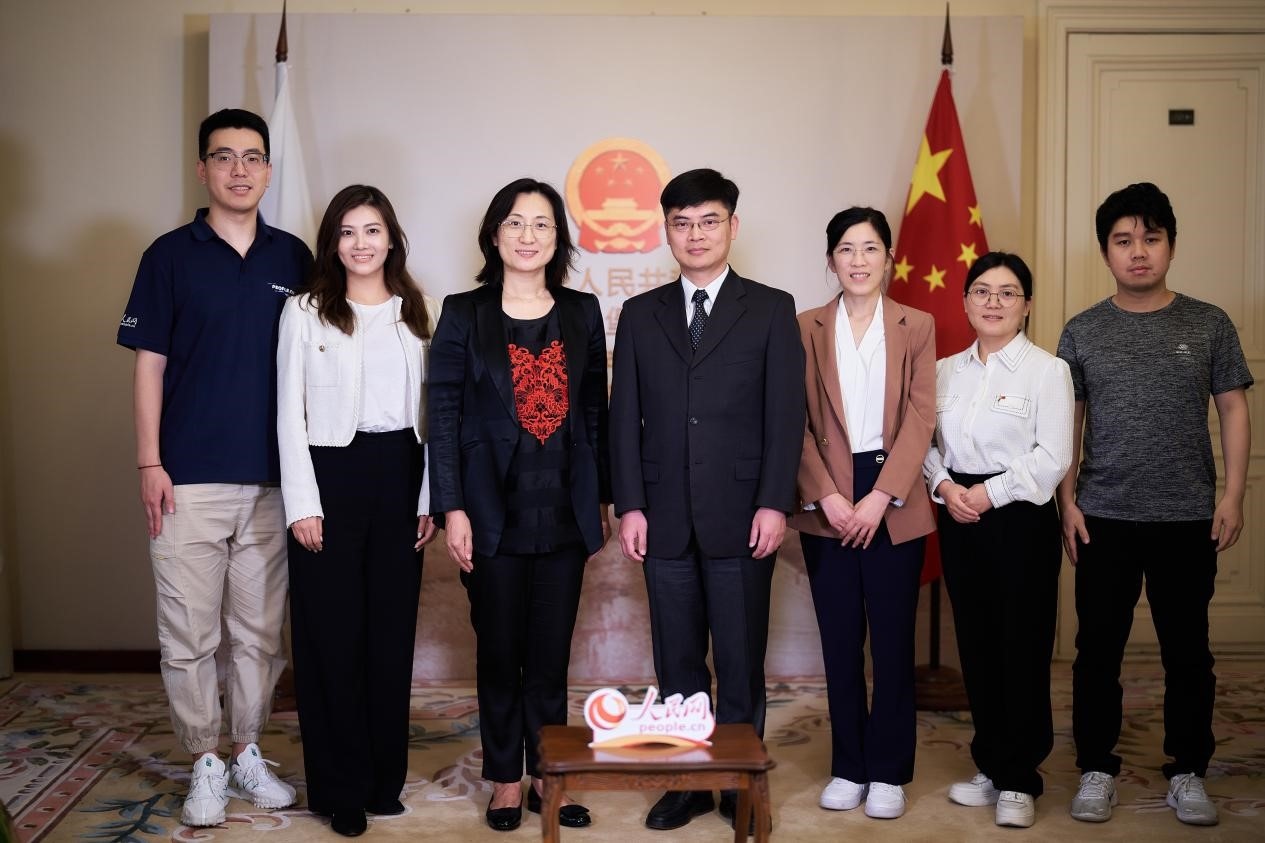 中國駐圣彼得堡副總領(lǐng)事張曉慶（左四）與人民網(wǎng)記者合影。
