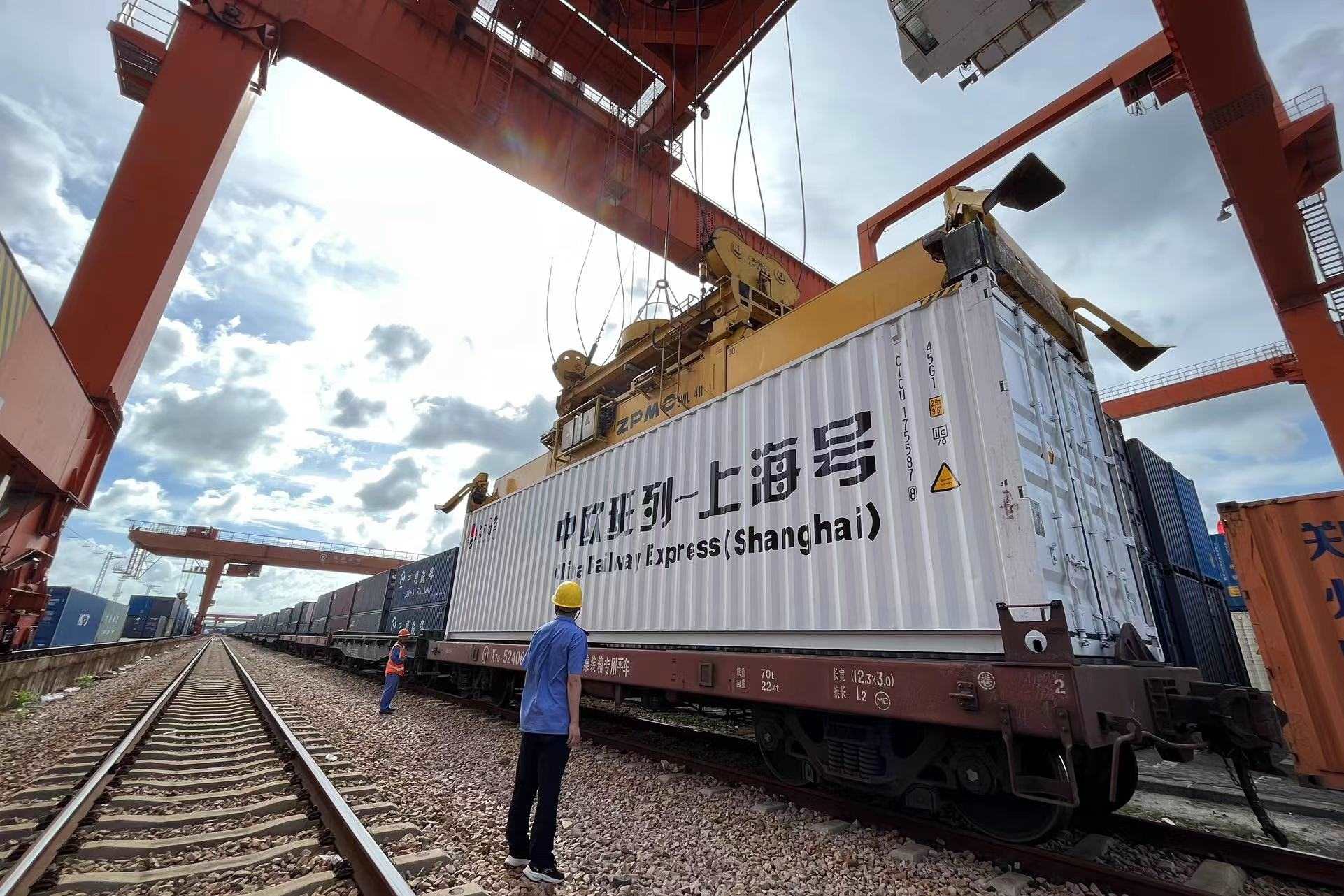 鐵路上海貨運(yùn)中心閔行站貨場(chǎng)內(nèi)，吊機(jī)在貨運(yùn)員的監(jiān)裝下進(jìn)行裝車落箱作業(yè)。人民網(wǎng) 皇甫萬里攝