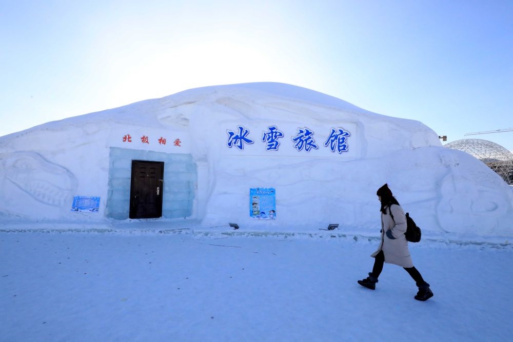 游客從北極村冰雪旅館的一個(gè)房間前走過（2018年1月31日攝）。