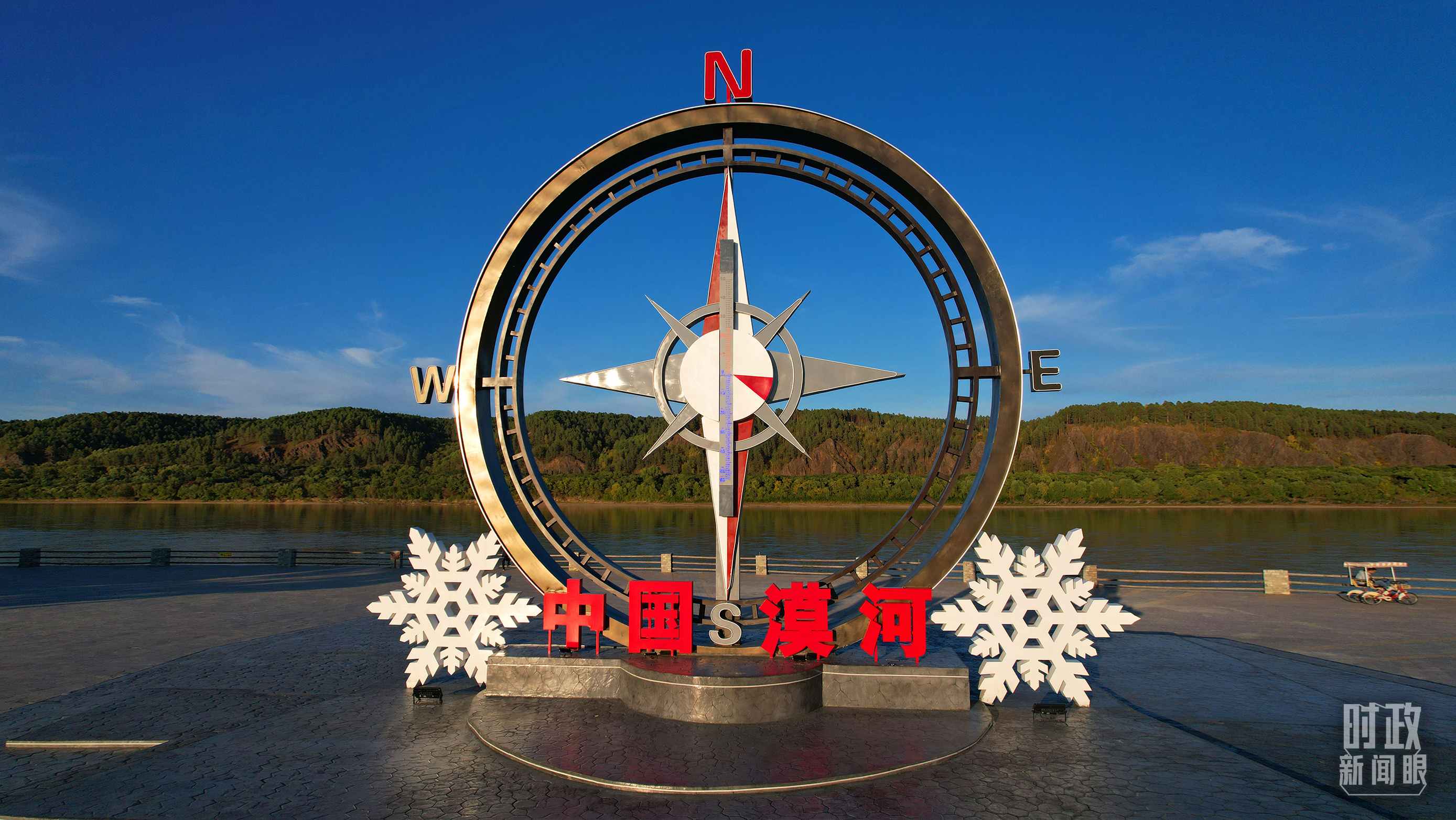 △指北針雕塑是北極村標(biāo)志性建筑之一，其紅色指針指向正北方。上面的大型溫度計(jì)高12.22米，象征北極村位于東經(jīng)122°20′。（總臺(tái)央視記者范凱拍攝）