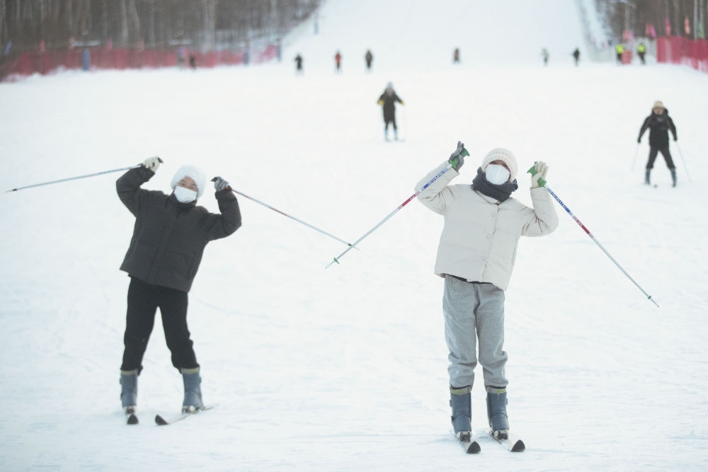 游客在北極村滑雪場內(nèi)體驗(yàn)滑雪（2023年1月7日攝）。