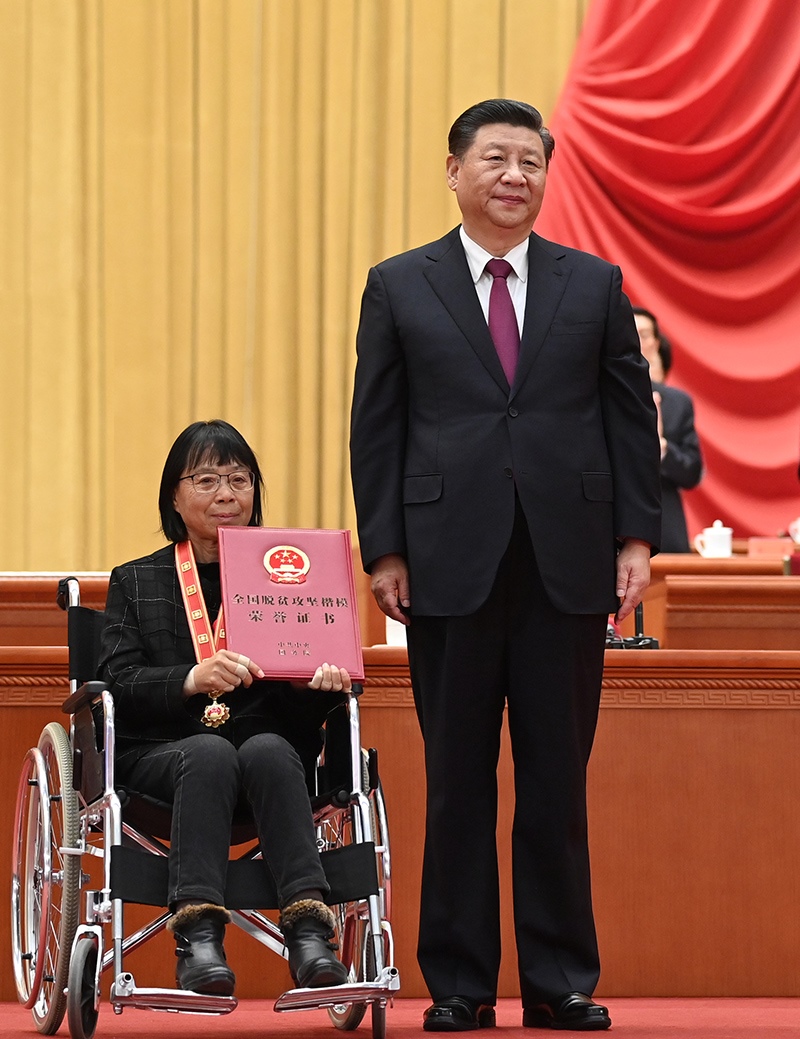 2021年2月25日，全國脫貧攻堅總結(jié)表彰大會在北京人民大會堂隆重舉行。習(xí)近平為全國脫貧攻堅楷模榮譽稱號獲得者張桂梅頒獎。