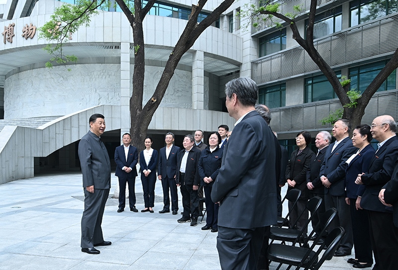 2022年4月25日，習(xí)近平總書記來到中國人民大學(xué)考察調(diào)研，在博物館門前廣場上，同老教授、老專家和中青年骨干教師代表親切交談。