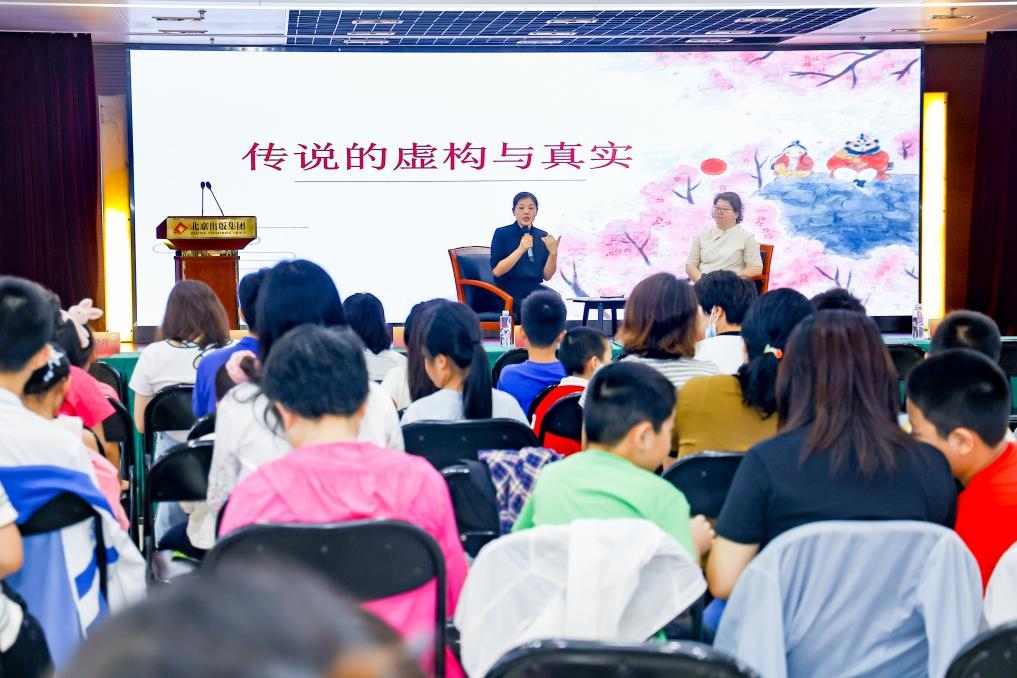 經(jīng)典閱讀進(jìn)社區(qū)——十月少年文學(xué)創(chuàng)享會(huì)走進(jìn)裕中東里。主辦方供圖