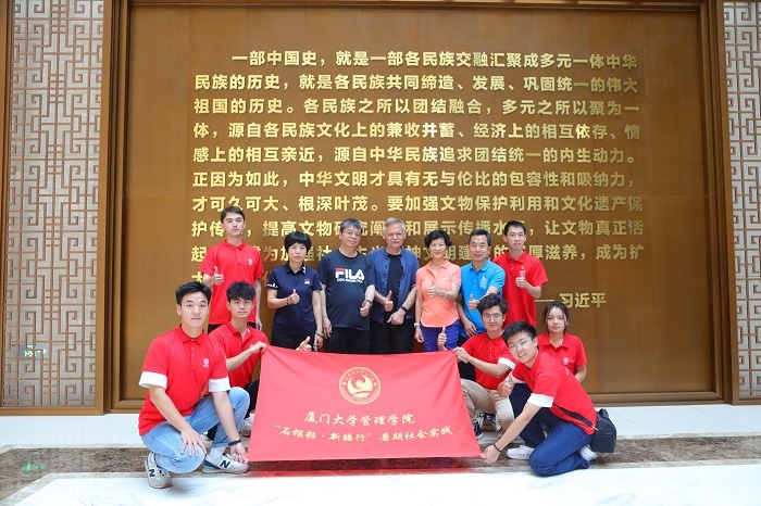 潘維廉和實(shí)踐隊(duì)師生在昌吉州博物館合影。主辦方供圖