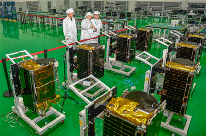 △2022年10月17日，位于吉林長春的長光衛(wèi)星技術股份有限公司科研人員在衛(wèi)星總裝測試大廳進行相關測試工作。