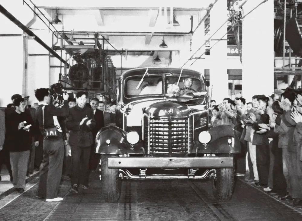 △1956年7月13日，第一輛解放牌汽車駛下裝配線。