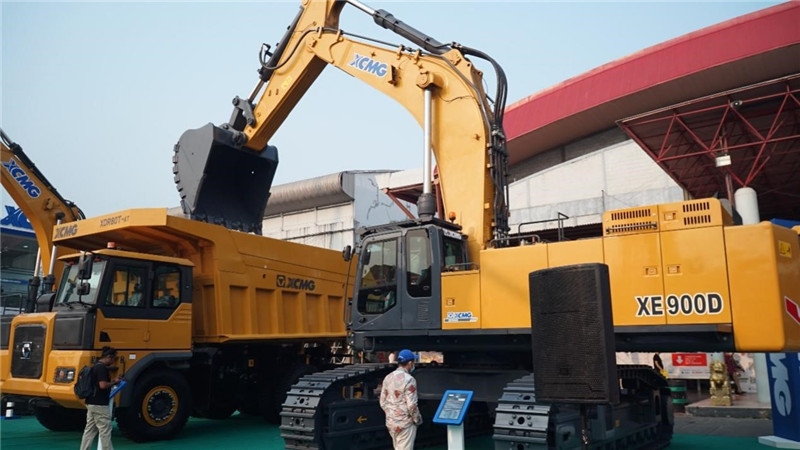 徐工集團(tuán)展出的90噸礦用挖掘機(jī)與80噸自卸車(chē)。石偉攝影