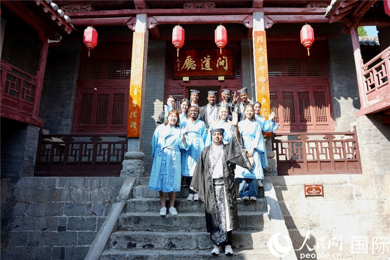 圖為選手們?cè)诤?huì)書(shū)院內(nèi)合影留念。人民網(wǎng) 盧鵬宇攝