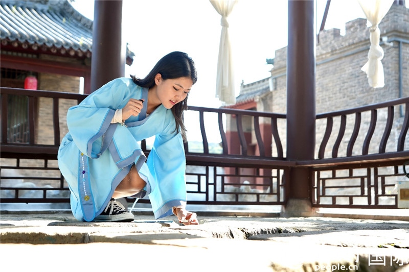 圖為選手在“曲水流觴亭”將“桃心”蠟燭放入渠中。人民網(wǎng) 盧鵬宇攝